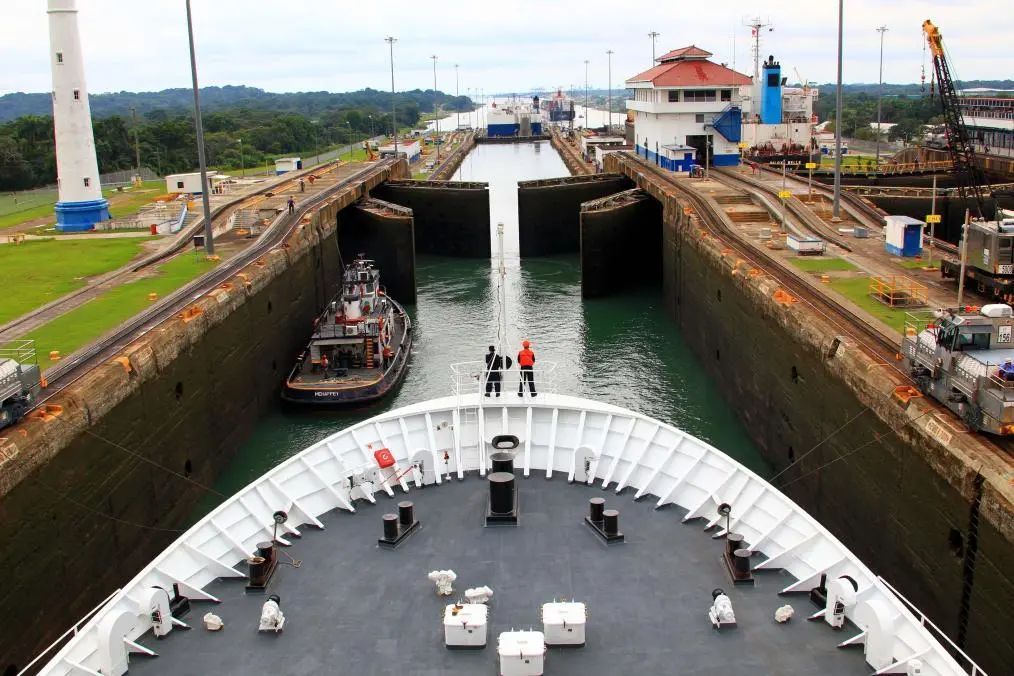 154艘船堵在原地干旱枯水巴拿马运河堵船