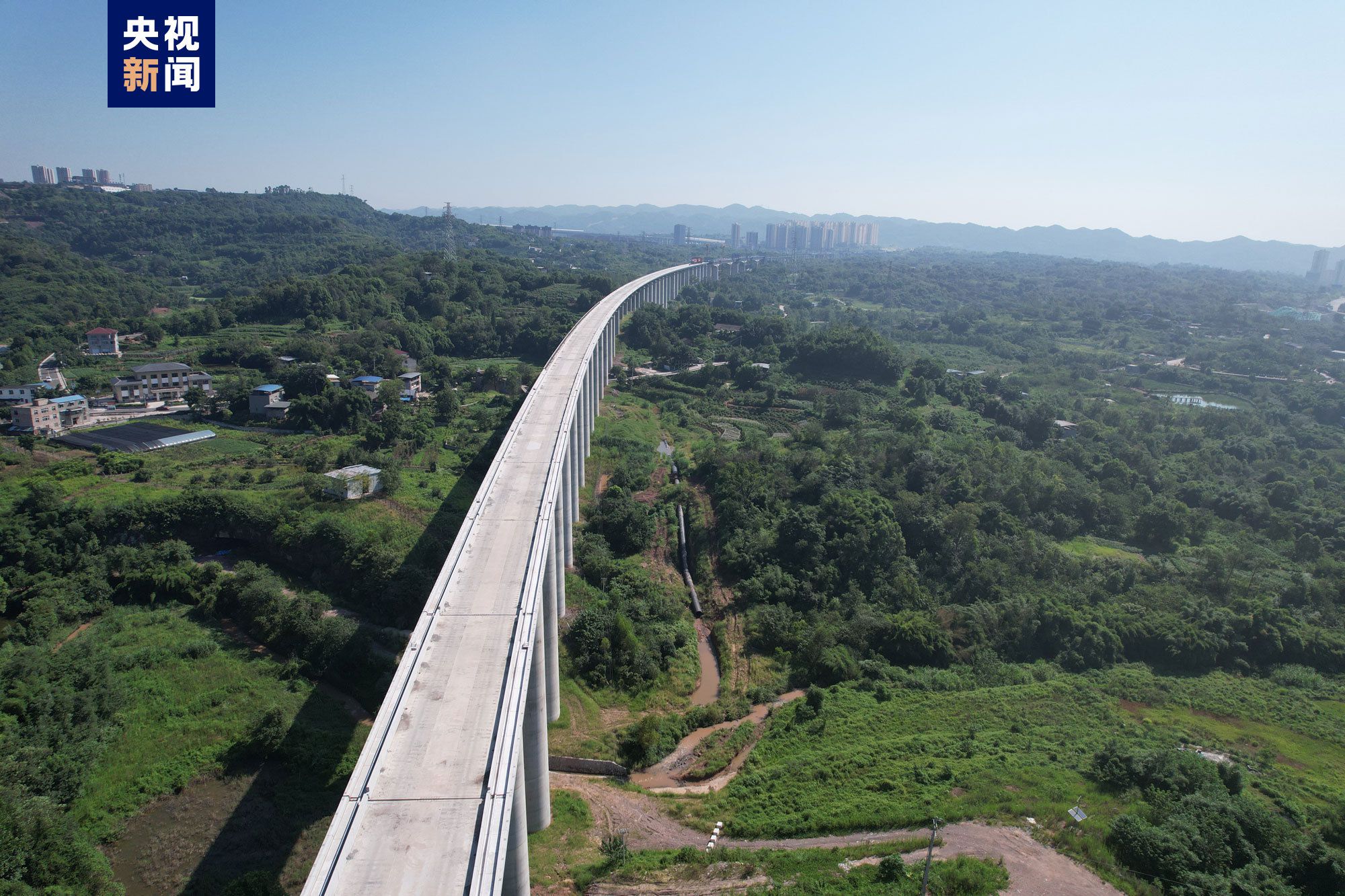 全长近4000米渝昆高铁川渝段最长桥梁连续梁顺利合龙