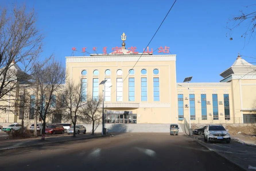 宝龙山,蒙语是"旮旯"或"犄角"之意.