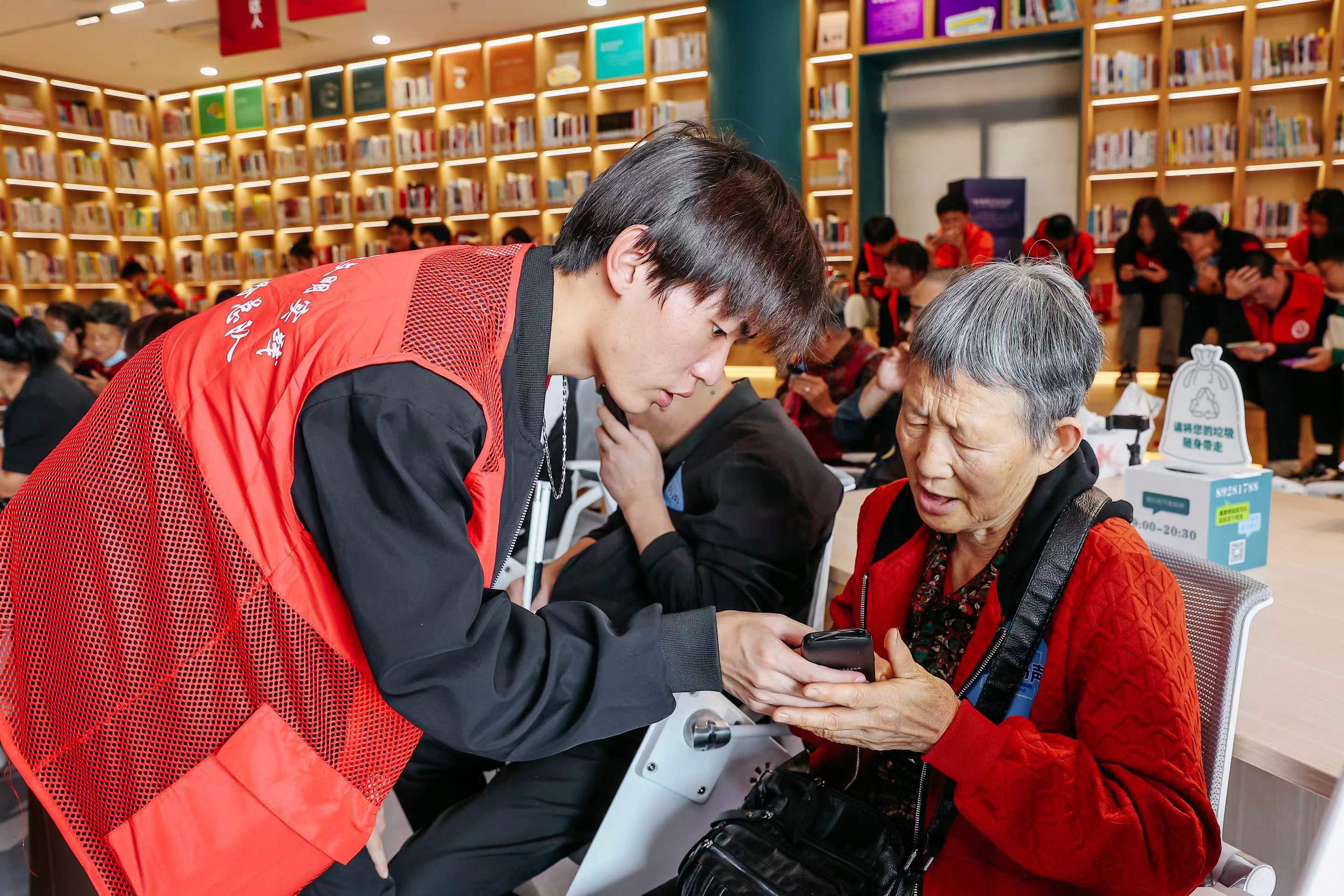 做传递好书的邮差 为阅读"添香" 世界读书日,看志愿力量推动全民阅读