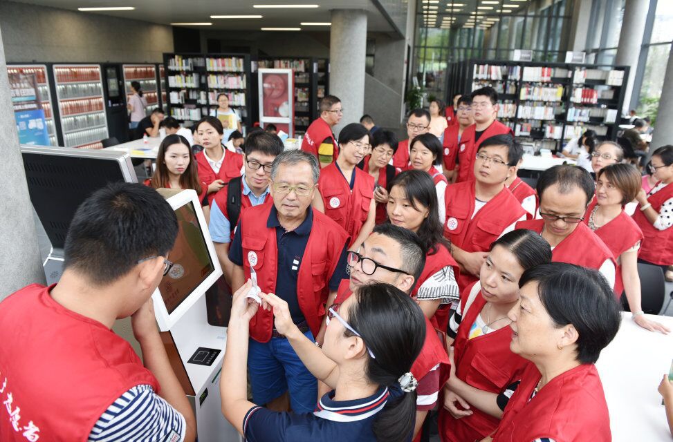 做传递好书的邮差 为阅读"添香" 世界读书日,看志愿力量推动全民阅读