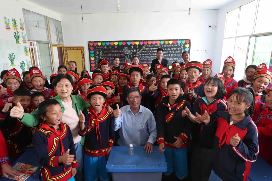 书房被忻元华改成了实验室这间不过十来平方米的小屋里塞满了各种线缆