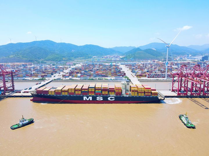 "地中海玛瑞娜"轮缓缓停靠在宁波舟山港穿山港区集装箱码头3号泊位.