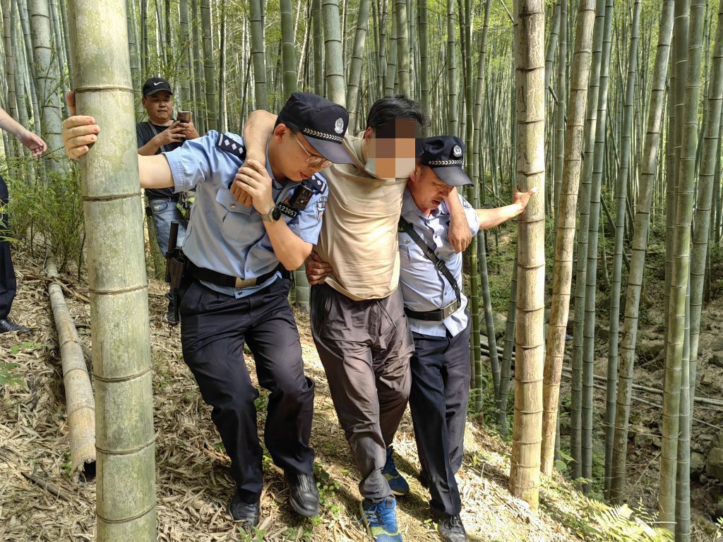 淄博游客众多，警察劝说关音响体谅高考学生，女子公然挑衅被带走 - 哔哩哔哩