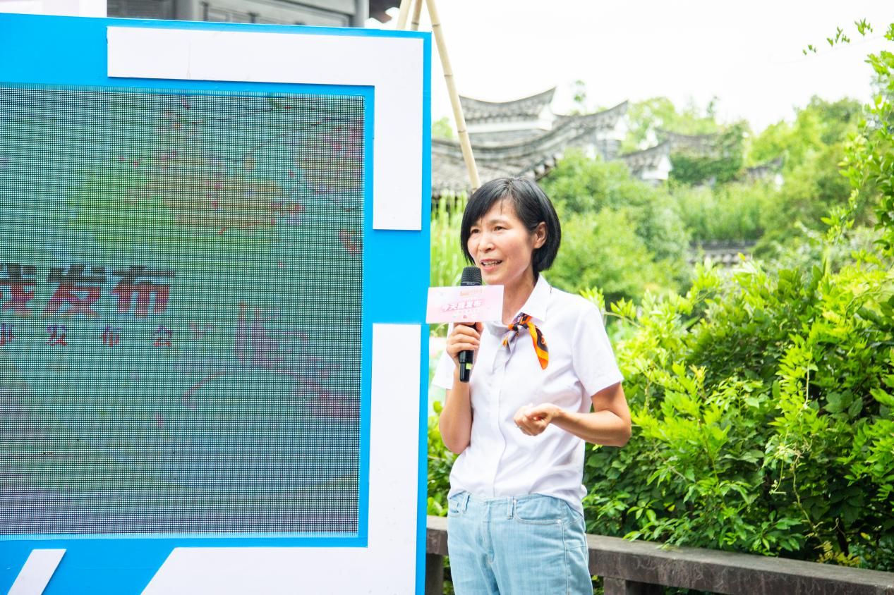 张亚芬是众所周知的"宁波妈妈",在两年前的一次"带货助农"的直播活动