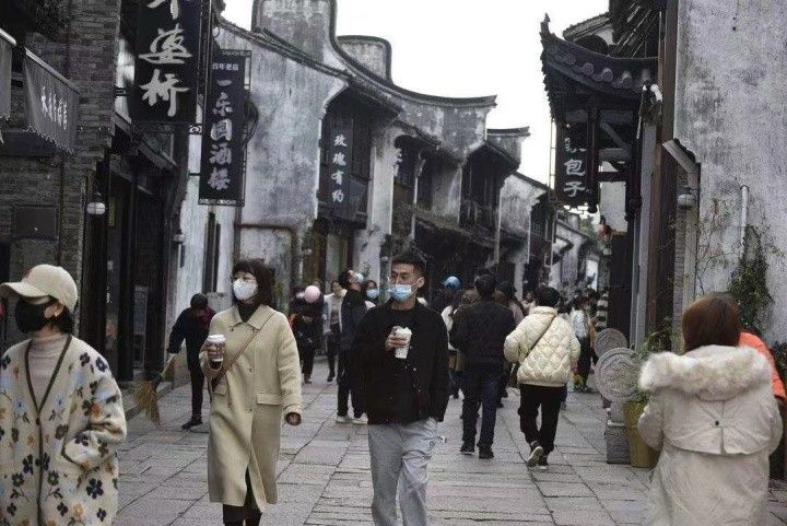 月河人气渐旺 记者 冯海军.jpg